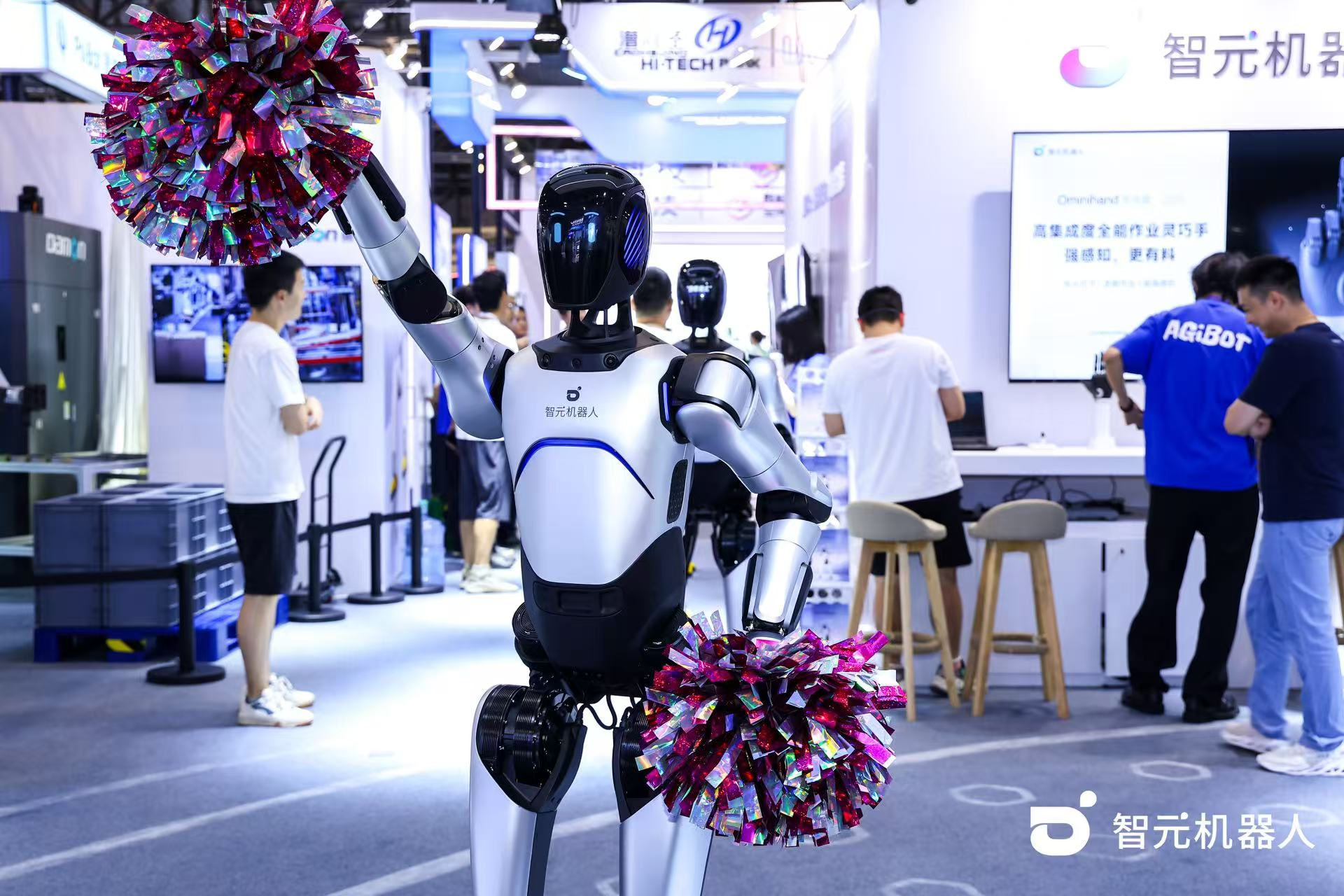 南宫28ng机器人 WAIC 首日展台火爆，机器人家族集体打工忙不停